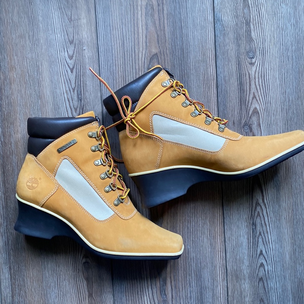 Timberland 7.5 square toe heeled boots
